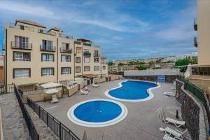 Appartement avec Piscine et Bâtiment dans l'établissement Beautiful Duplex in Callao Salvaje, à Callao Salvaje