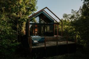 TahitótfaluにあるFinnCabins - Mökki apartmanházの大きな窓のある小さな森の家