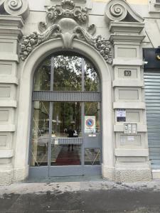 een ingang van een gebouw met een glazen deur bij CityLife & Fiera Milano Apartment with AC, WiFi, Metro M1 and Airport link in Milaan