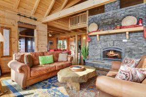ブルーリッジにあるSky High Lodge by BK Stays. Large Cabin. Amazing Views. Game Room. Jacuzzi. Six Bedrooms. Sleeps 12のリビングルーム(ソファ、石造りの暖炉付)