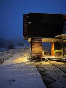 The kube by the mountain v zimě