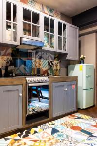 a kitchen with white cabinets and a kitchen rug at Lujoso Depto con Espectacular terraza a unos pasos del Angel in Mexico City