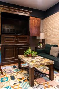 a living room with a table and a couch at Lujoso Depto con Espectacular terraza a unos pasos del Angel in Mexico City