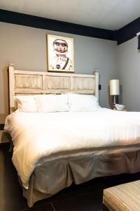a large white bed in a bedroom with a picture on the wall at Lujoso Depto con Espectacular terraza a unos pasos del Angel in Mexico City