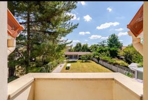 anterior view of a yard with a fence and a garden at Studio 1pièce cosy Paris-Disney in Vaires-sur-Marne