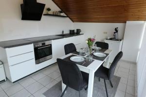 Kuchyň nebo kuchyňský kout v ubytování Ferienwohnung Waldblick Dahn