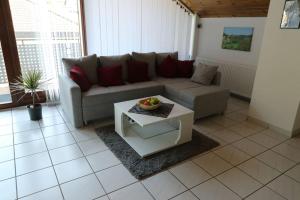 Posezení v ubytování Ferienwohnung Waldblick Dahn + 7 fotografií