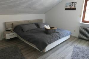 Postel nebo postele na pokoji v ubytování Ferienwohnung Waldblick Dahn