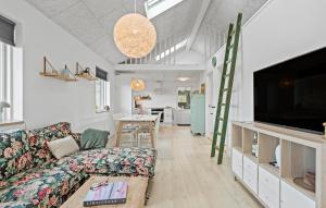 Televisyen dan/atau pusat hiburan di 3 Bedroom Nice Home In Vestervig