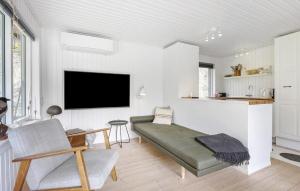 Una sala de estar con un sofá y un televisor de pantalla plana. en Pet Friendly Home In Spøttrup With Wifi, en Spottrup