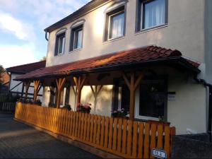 a house with a wooden fence in front of it at Pension Laatzen - by Dzafer & Sohn wo Erholung sich Lohnt in Hannover
