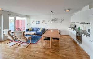 Kuchyň nebo kuchyňský kout v ubytování 3 Bedroom Amazing Apartment In Korshamn