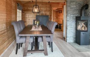 un tavolo da pranzo in legno con sedie e un piano cottura di Lovely Home In Bjorli With Wifi a Bjorli