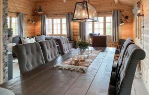 una sala da pranzo con tavolo e sedie in legno di Lovely Home In Bjorli With Wifi a Bjorli