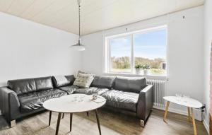 Posezení v ubytování 4 Bedroom Nice Home In Harboøre