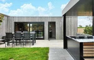 Sân trong/khu vực ngoài trời tại Beautiful Home In Poperinge With Wifi