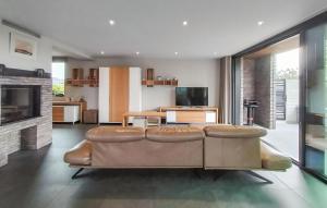 Nhà bếp/bếp nhỏ tại Beautiful Home In Poperinge With Wifi