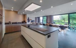 Khu vực hỗ trợ khách đi công tác/phòng hội thảo tại Beautiful Home In Poperinge With Wifi