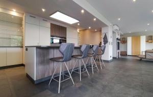 Nhà bếp/bếp nhỏ tại Beautiful Home In Poperinge With Wifi