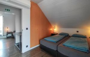 Giường trong phòng chung tại Beautiful Home In Poperinge With Wifi