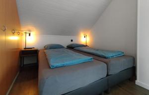 Giường trong phòng chung tại Beautiful Home In Poperinge With Wifi