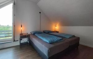 Giường trong phòng chung tại Beautiful Home In Poperinge With Wifi