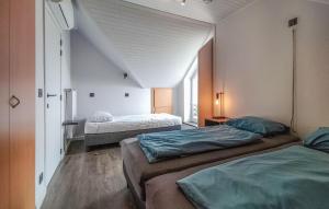 Giường trong phòng chung tại Beautiful Home In Poperinge With Wifi