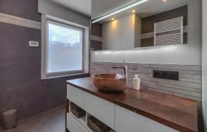 Nhà bếp/bếp nhỏ tại Beautiful Home In Poperinge With Wifi