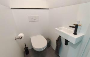 Phòng tắm tại Beautiful Home In Poperinge With Wifi