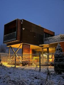 The kube by the mountain v zimě