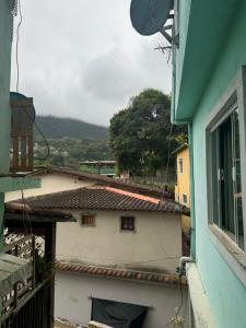 Nespecifikovaný výhled na hory nebo výhled na hory při pohledu z prázdninového domu