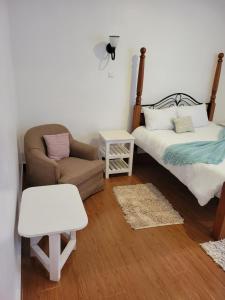 KabukuにあるEnkishon suitesのベッドとソファと椅子のある寝室