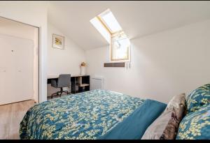 a bedroom with a bed and a desk and a window at Appartement 2pièces paris Disney in Vaires-sur-Marne
