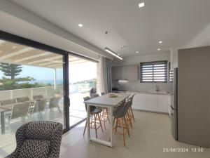 a kitchen and dining room with a table and chairs at Arillas Villas dinos in Arillas