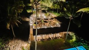 eine Luftaufnahme eines Restaurants bei Nacht mit Palmen in der Unterkunft Zai Patacho in Pôrto de Pedras + 51 Fotos
