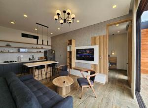 a living room and kitchen with a couch and a table at Montecielo Hosting in Guatapé