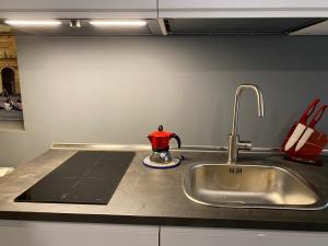 A kitchen or kitchenette at Appartamento in centro storico - via Mascarella - Università