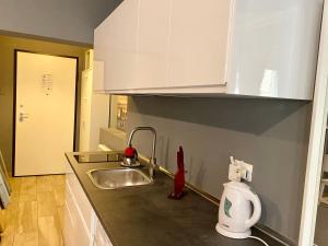 A kitchen or kitchenette at Appartamento in centro storico - via Mascarella - Università