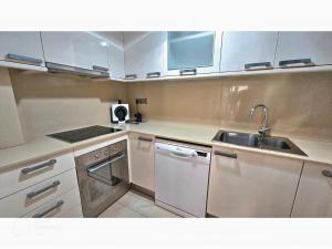 Kuchyň nebo kuchyňský kout v ubytování Apartament Calella