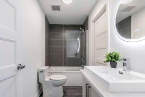 Ένα μπάνιο στο Lovely Cozy Getaway with Free Parking Included +24 φωτογραφίες