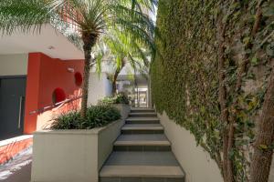 a stairway with palm trees in a building at Complejo Solares in Alta Gracia