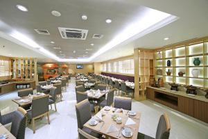 Restoran atau tempat lain untuk makan di All Sedayu Hotel Kelapa Gading