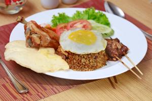 Makanan di atau berdekatan hotel