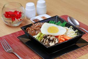 Makanan di atau berdekatan hotel