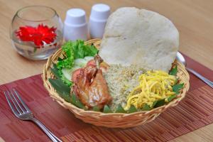 Makanan di atau berdekatan hotel