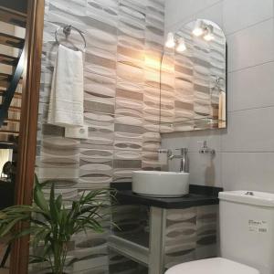 un bagno con lavandino e WC di Casa Lola a Tazacorte Altre 28 foto