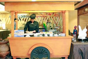 Ahli kakitangan di All Sedayu Hotel Kelapa Gading
