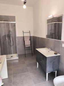 un bagno con lavandino e doccia di Room 48 Bologna a Bologna
