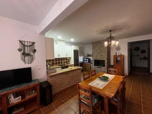 a kitchen and dining room with a table and chairs at Casa Loarre in La Iruela