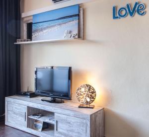 Una televisión o centro de entretenimiento en Vista Pujols playa ubicación magnífica